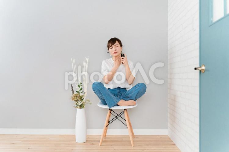 鏡を見ながらスキンケアするアジア人女性 ネックケア,首,スキンケアの写真素材