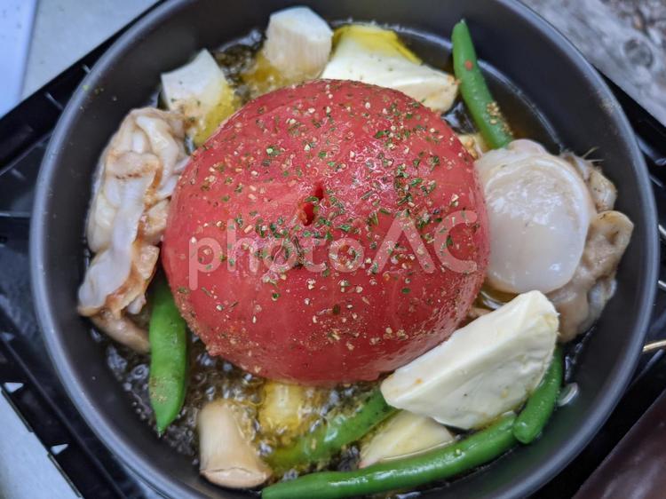 トマトのアヒージョ キャンプ飯,丸ごと,トマトの写真素材