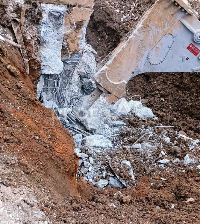 コンクリートを砕く重機の先端 工事,工事現場,土木の写真素材