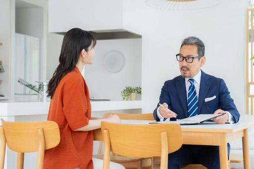 ミドル女性と商談をするセールスマン セールスマン,ビジネスマン,商談の写真素材
