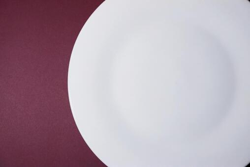 白い皿_ワインレッドの背景 皿,白,赤の写真素材