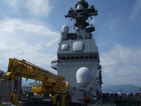 右舷側の艦載クレーンと大型アイランド 右舷側の艦載クレーンと大型アイランド 護衛艦ひゅうが,護衛艦,艦載クレーンの写真素材