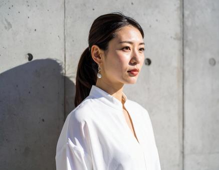白い服を着た女性モデル 白い服を着た女性モデルの写真