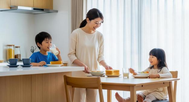 母と子供2人が食卓にいる朝食シーン 母と子供2人が食卓にいる朝食シーンの写真