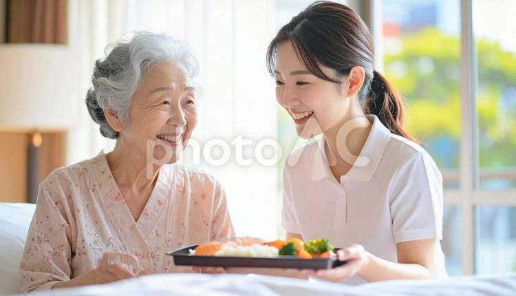 高齢女性と女性介護士の穏やかな食事風景 女性介護士,訪問介護,在宅介護の写真素材