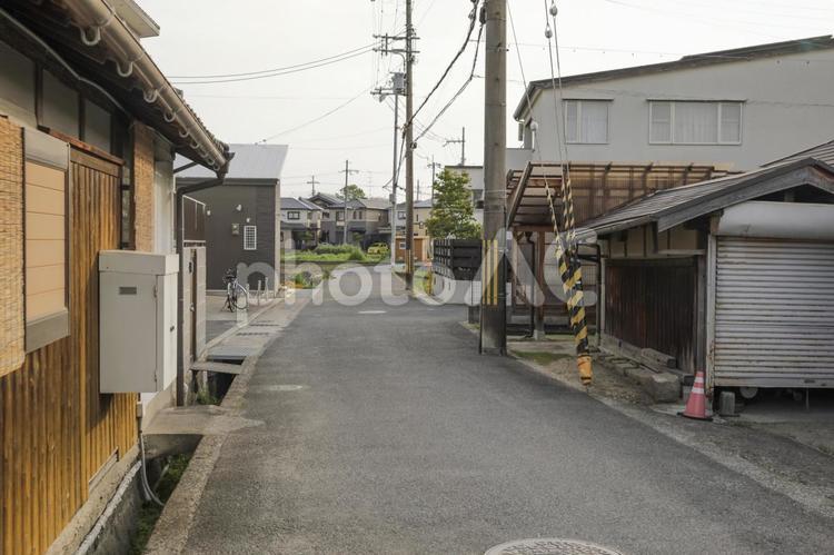 畑の周りに建つ住宅 路地裏,田舎町,住宅の写真素材
