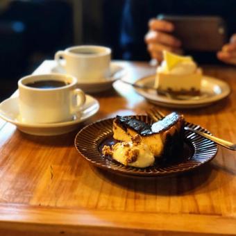 コーヒーとチーズケーキの写真