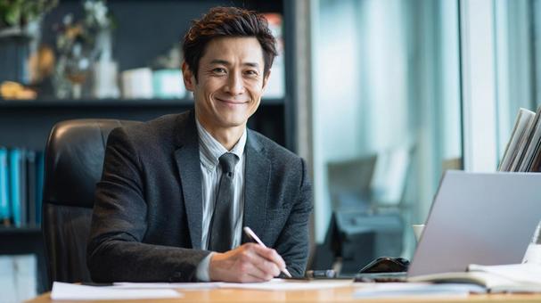 メモを取るIT企業の男性社員 メモを取るIT企業の男性社員の写真