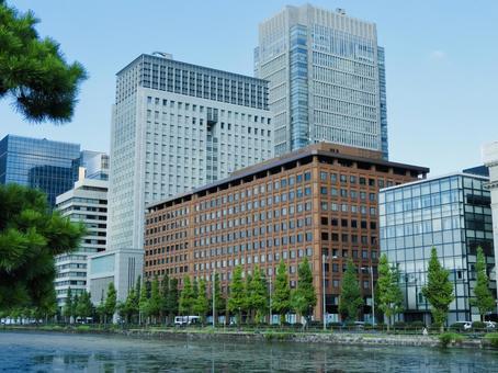 東京丸の内2丁目のビル街と馬場先濠 東京丸の内2丁目のビル街と馬場先濠 丸の内,丸の内ビルディング,丸ビルの写真素材