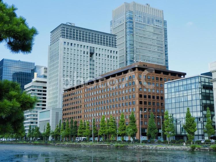東京丸の内2丁目のビル街と馬場先濠 丸の内,丸の内ビルディング,丸ビルの写真素材