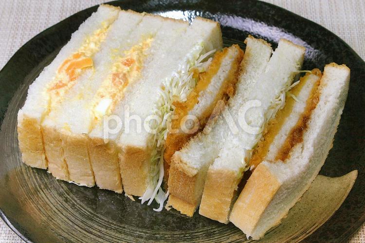 玉子サンドとチキンカツサンド-01 玉子サンド,チキンカツサンド,サンドイッチの写真素材