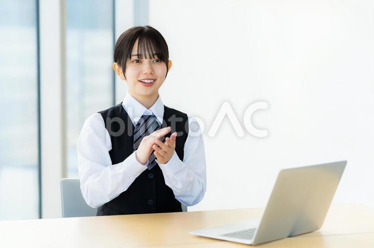 受付の若いビジネスウーマン 受付,女性,笑顔の写真素材