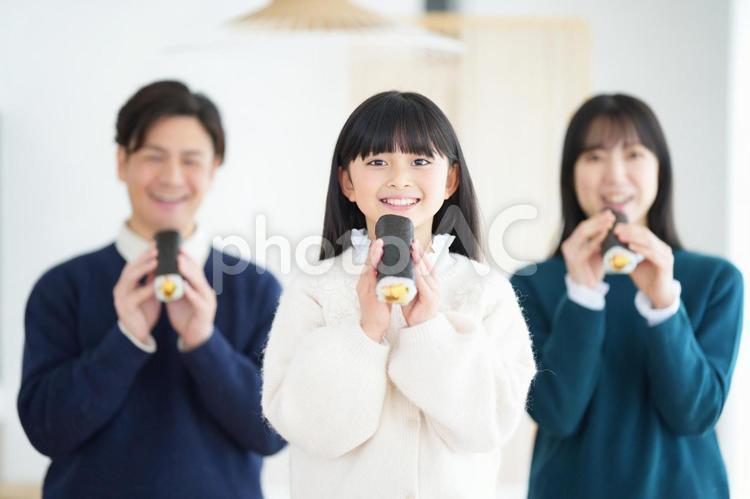 恵方巻を持っている家族 家族,男性,女性の写真素材