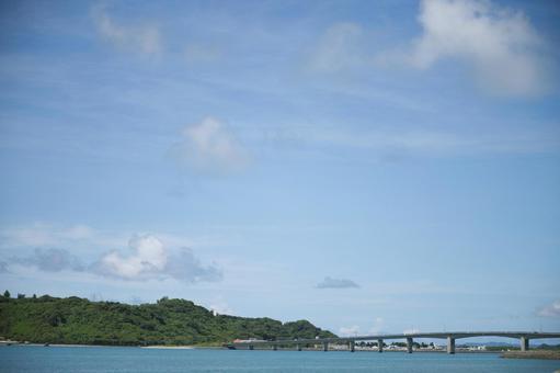 沖縄の海と島と橋 沖縄の海と島と橋の写真