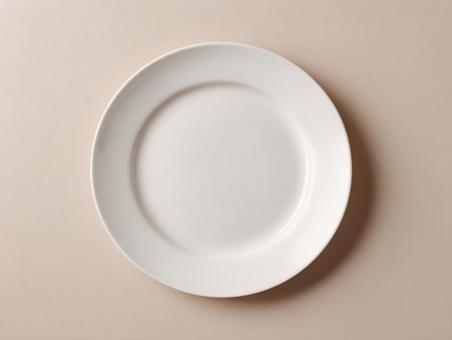 シンプルな白い陶器の皿:食事や料理の背景 シンプルな白い陶器の皿:食事や料理の背景の写真