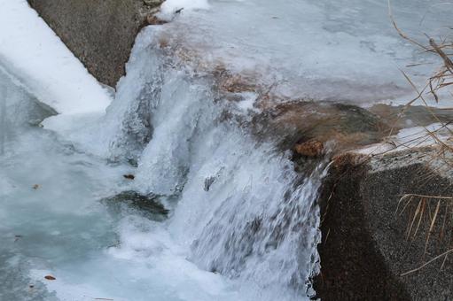 冬の安曇野　凍りつく芦間川の写真
