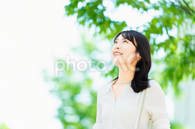 屋外に立つ笑顔の女性・ビジネスウーマン 女性,夏,緑の写真素材