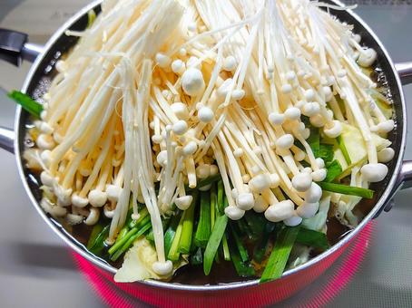 もつ鍋の準備　冬　家庭料理　鍋料理 もつ鍋,準備,冬の写真素材