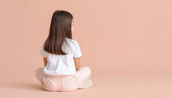 子供の座る後ろ姿 子供の座る後ろ姿の写真