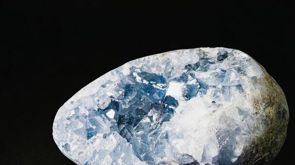 セレスタイト 原石 マクロ撮影 黒背景 セレスタイト,天青石,鉱物の写真素材