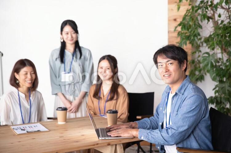 服装自由な会社で働く会社員 ビジネス,クリエイター,ライターの写真素材