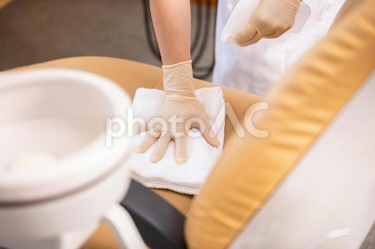 病室を消毒する歯科衛生士 アルコール消毒,殺菌,除菌の写真素材