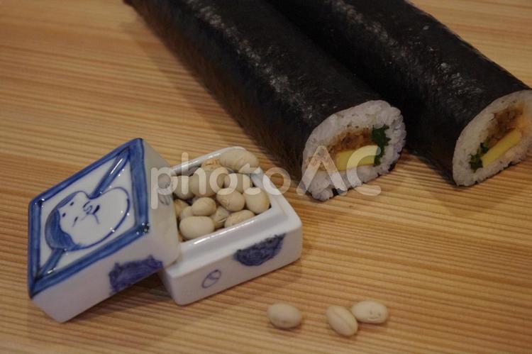 節分の定番 豆まきと恵方巻で福を呼ぶ 恵方巻,節分,海苔巻きの写真素材