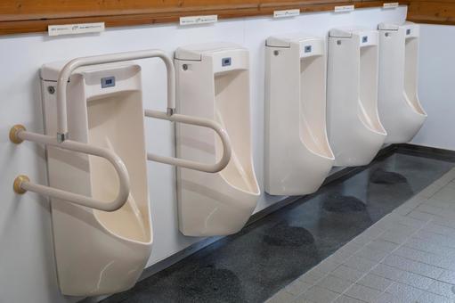 公衆トイレの小便器 公衆トイレの小便器 公園,トイレ,小便器の写真素材
