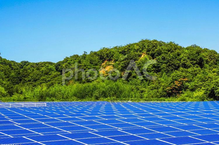 太陽光発電と自然風景 太陽光,太陽パネル,ソーラーパネルの写真素材
