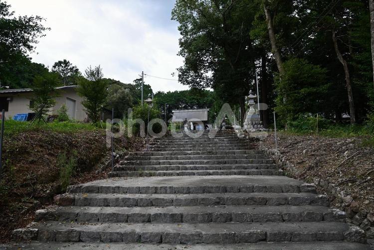 須部神社境内、階段下からの荘厳な雰囲気の拝殿の眺め 須部神社,神社,神社仏閣の写真素材
