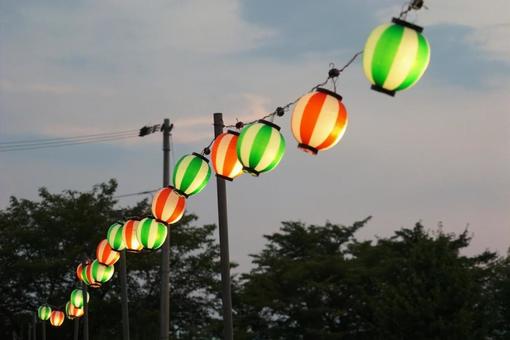 夏祭りの提灯が灯る夕暮れ 夏祭りの提灯が灯る夕暮れの写真