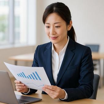 プレゼン資料を確認する女性社員 プレゼン資料を確認する女性社員の写真