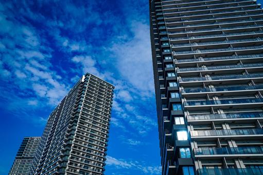 タワーマンションと空 タワーマンションと空 タワーマンション,高層住宅,青空の写真素材