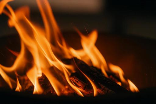 焚き火の炎の美しいクローズアップの写真