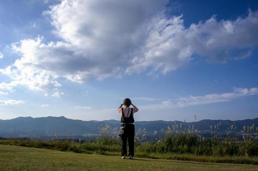 ＜素材＞山頂から広がる街並みを眺める女性 女性,悩む,空の写真素材