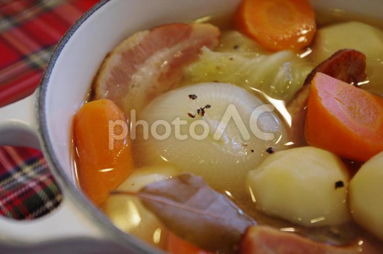 野菜たっぷりコトコト煮込むあつあつポトフ ポトフ,火にかけた鍋,煮込み料理の写真素材