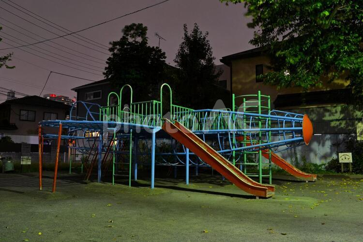 夜の公園　飛行機型ジャングルジム・すべり台の遊具 夜,深夜,公園の写真素材