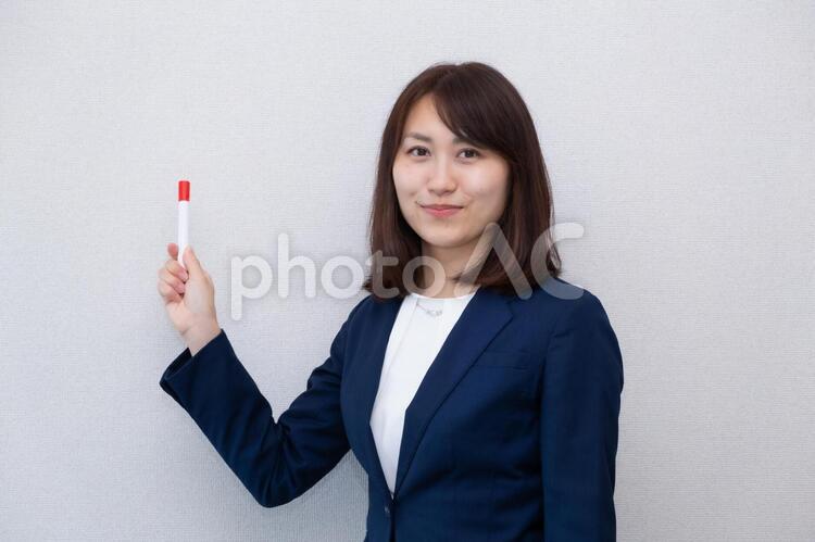 赤いマジックを持つスーツの女性 女性,スーツ,マジックの写真素材