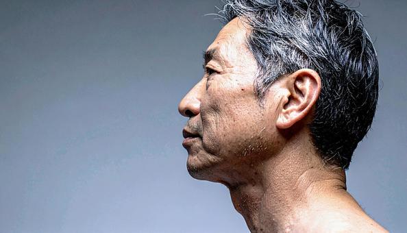 二重顎の男性の横顔 二重顎の男性の横顔の写真