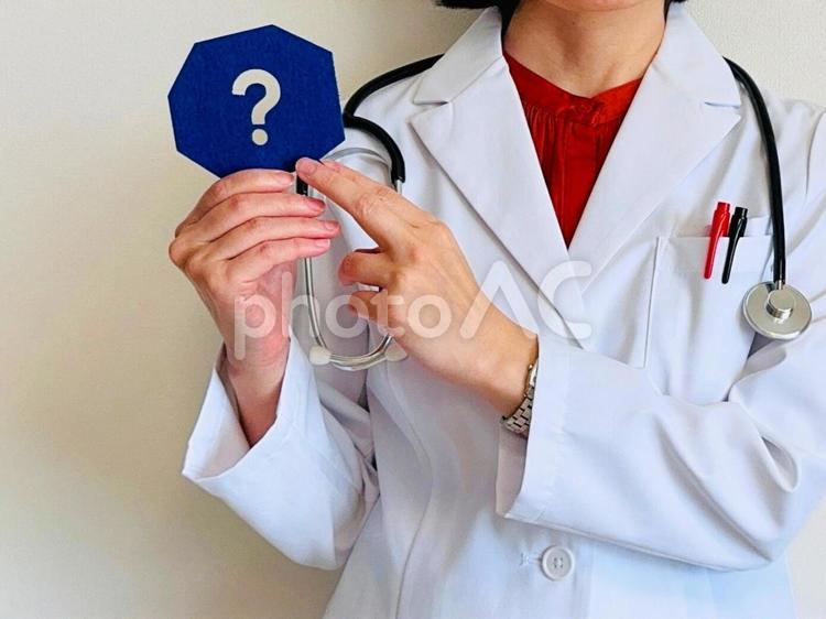 クエスチョンマークを持つ女医 なぜ,わからない,女医の写真素材