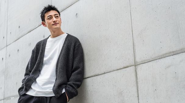 コンクリート壁と男性 コンクリート壁と男性の写真