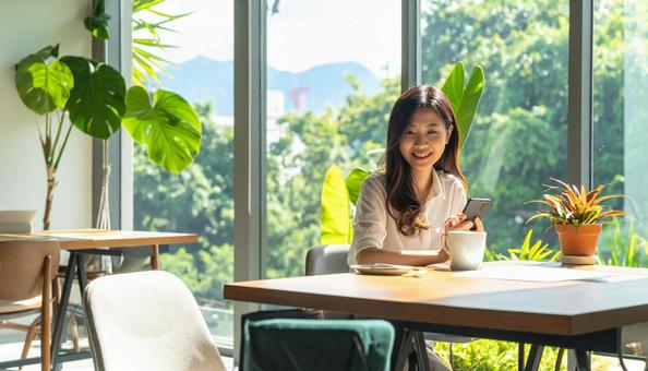 シェアオフィスで働く日本人女性 シェアオフィスで働く日本人女性の写真