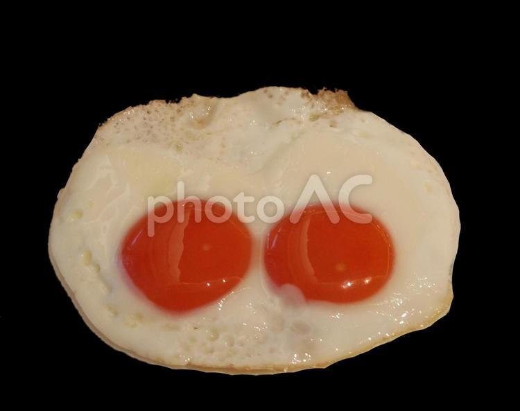 目玉焼き_黒背景 目玉焼き,朝ごはん,白抜きの写真素材