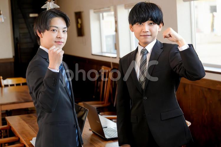 ガッツポーズするビジネスマン達 ビジネスマン,スーツ,ガッツポーズの写真素材