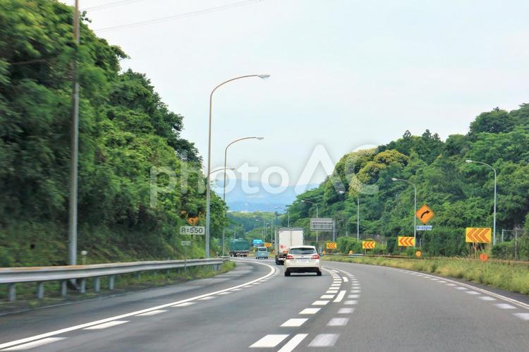 新緑の中　左カーブの高速道路 高速道路,左カーブ,カーブの写真素材