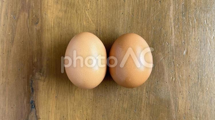赤卵2こ（俯瞰） 卵,赤卵,茶色の写真素材