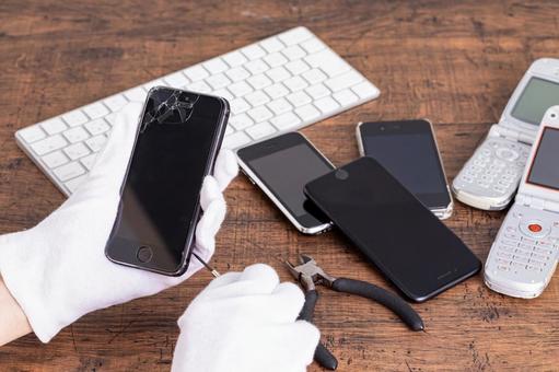 スマホを修理する手元 repair スマホを修理する手元 repairの写真