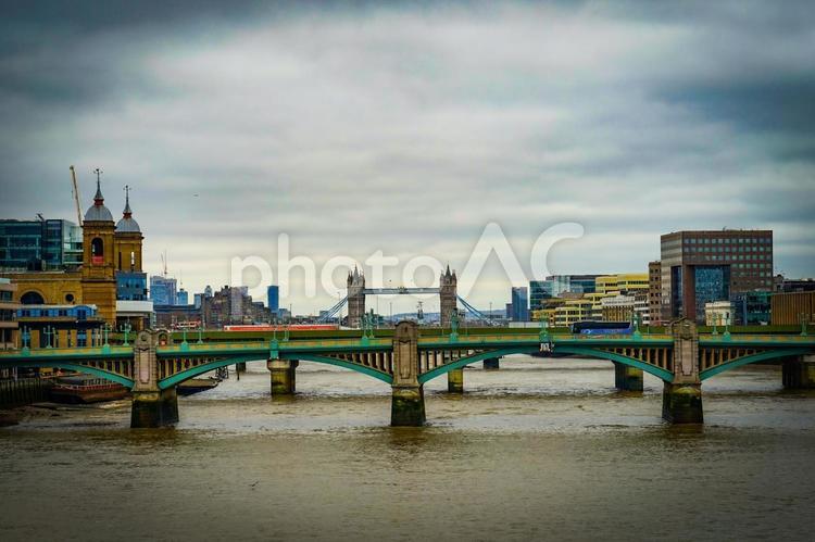塔橋とサザーク橋 ロンドン,塔橋,サザーク橋の写真素材