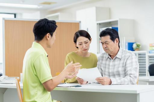 介護の相談する親子 介護の相談する親子 介護,相談,親子の写真素材
