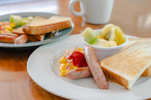 トーストと卵の洋朝食 トーストと卵の洋朝食の写真